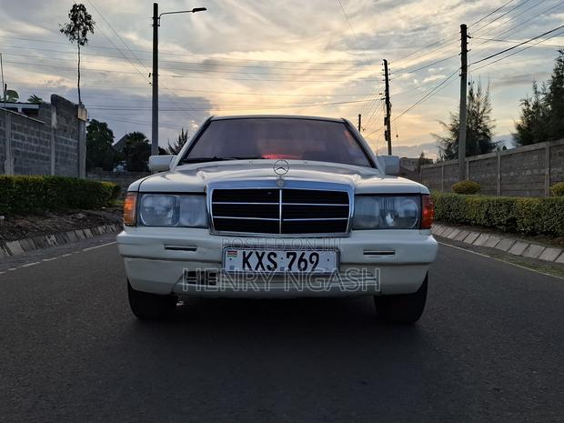 Mercedes-Benz W124 1985 Beige