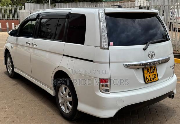 Toyota ISIS 1.8 Platana 2WD 2015 White