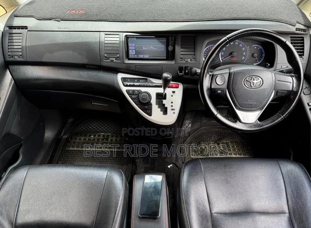 Toyota ISIS 1.8 Platana 2WD 2015 White