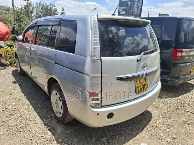Toyota ISIS 1.8 G 2WD 2016 Silver