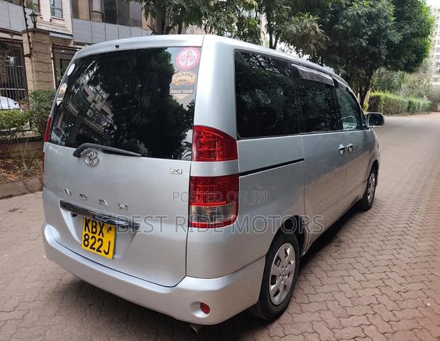 Toyota Noah 2.0 FWD (8 Seater) 2006 Silver