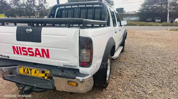 Nissan Hardbody 2005 White
