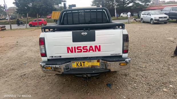 Nissan Hardbody 2005 White