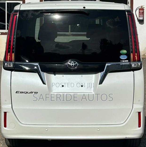 Toyota Esquire 2.0 FWD (7 seater) 2019 White