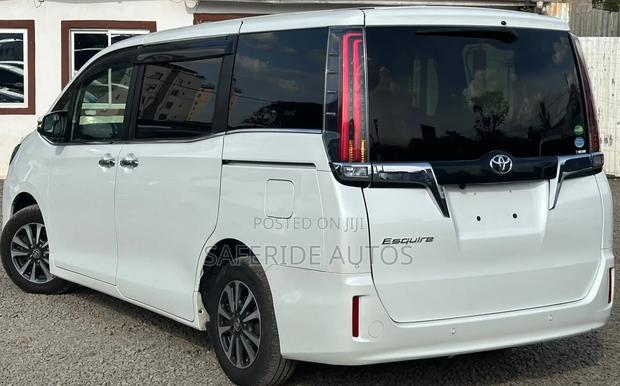 Toyota Esquire 2.0 FWD (7 seater) 2019 White