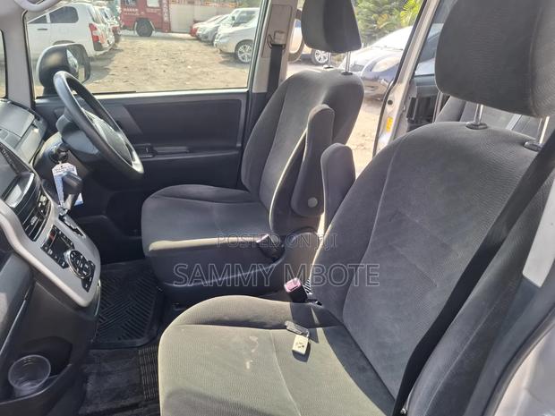 Toyota Noah 2.0 158hp FWD (8 Seater) 2012 Silver