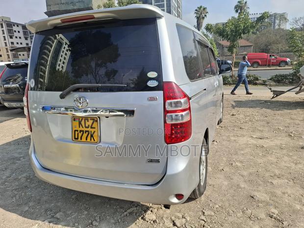 Toyota Noah 2.0 158hp FWD (8 Seater) 2012 Silver