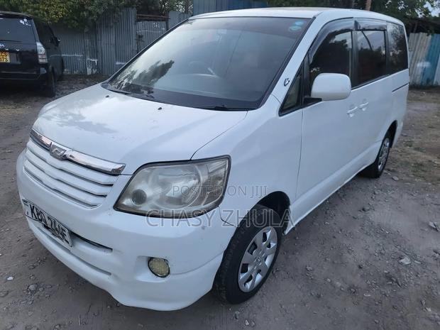 Toyota Voxy 2005 White