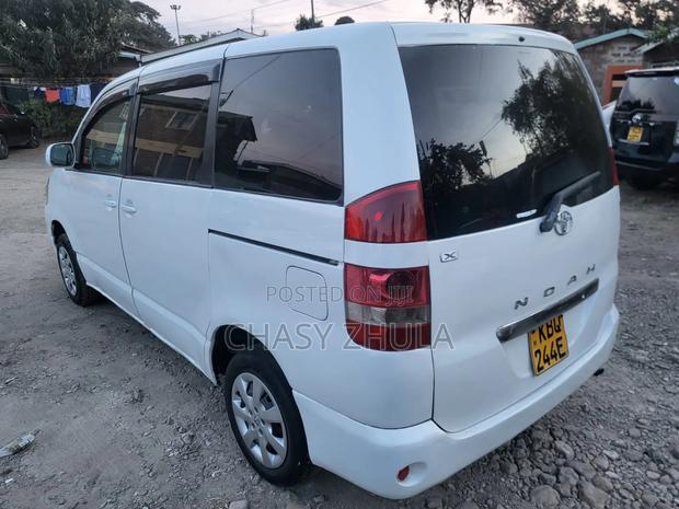 Toyota Voxy 2005 White