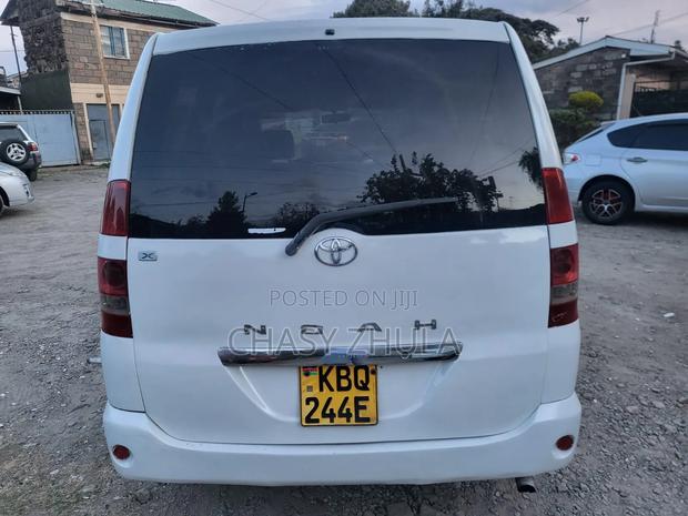 Toyota Voxy 2005 White