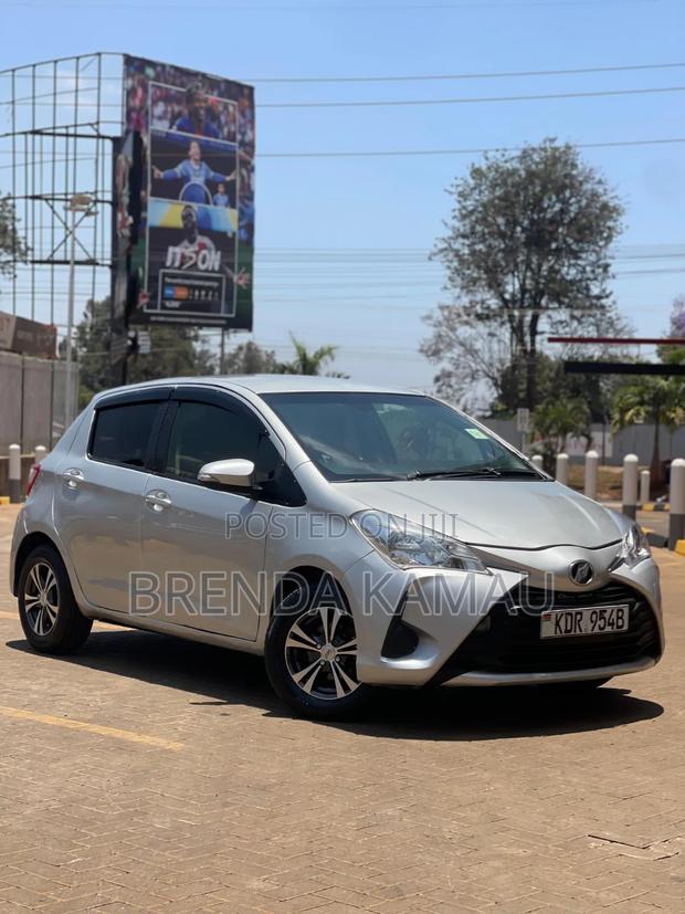 Toyota Vitz 2017 Silver