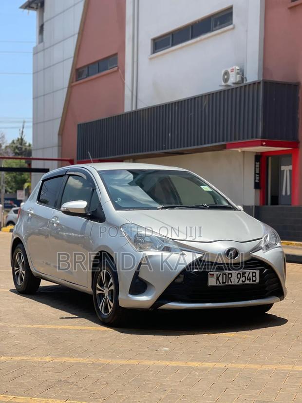 Toyota Vitz 2017 Silver