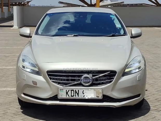 Volvo V40 2016 Gold