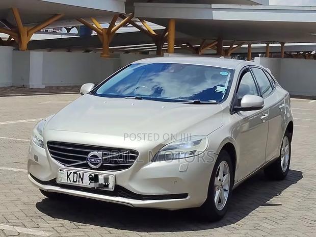 Volvo V40 2016 Gold