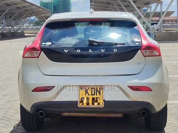 Volvo V40 2016 Gold