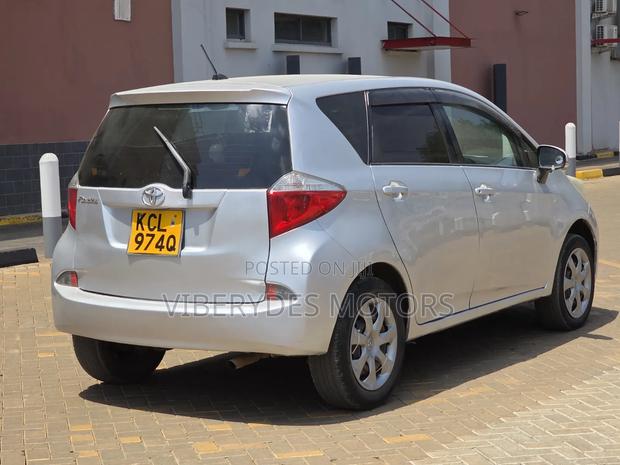 Toyota Ractis 2011 Silver