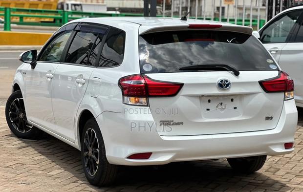 Toyota Corolla Fielder 1.5 Hybrid FWD 2019 White