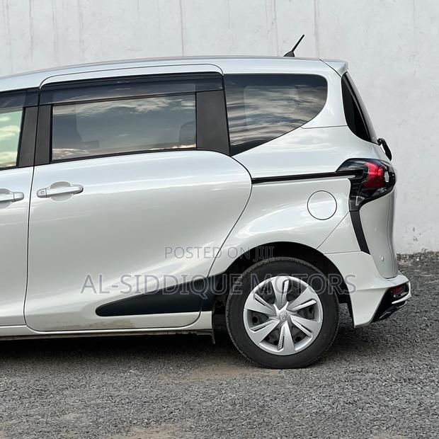 Toyota Sienta 1.5 Hybrid FWD 2020 White