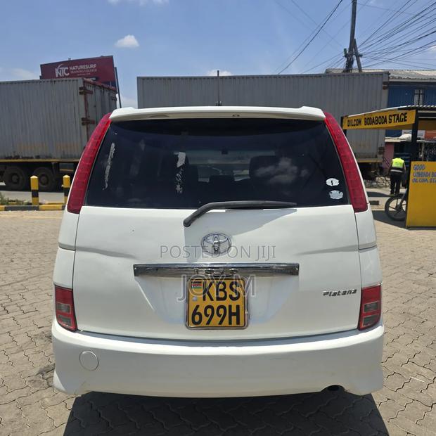 Toyota ISIS 2008 White