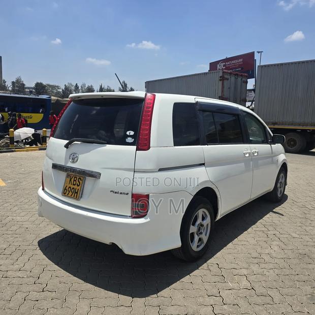Toyota ISIS 2008 White