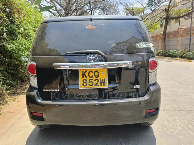 Toyota Corolla Rumion Hatchback 1.5 FWD 2011 Black