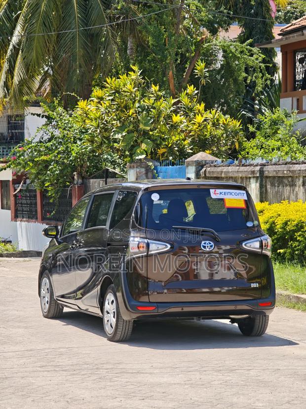Toyota Sienta 2019 Brown