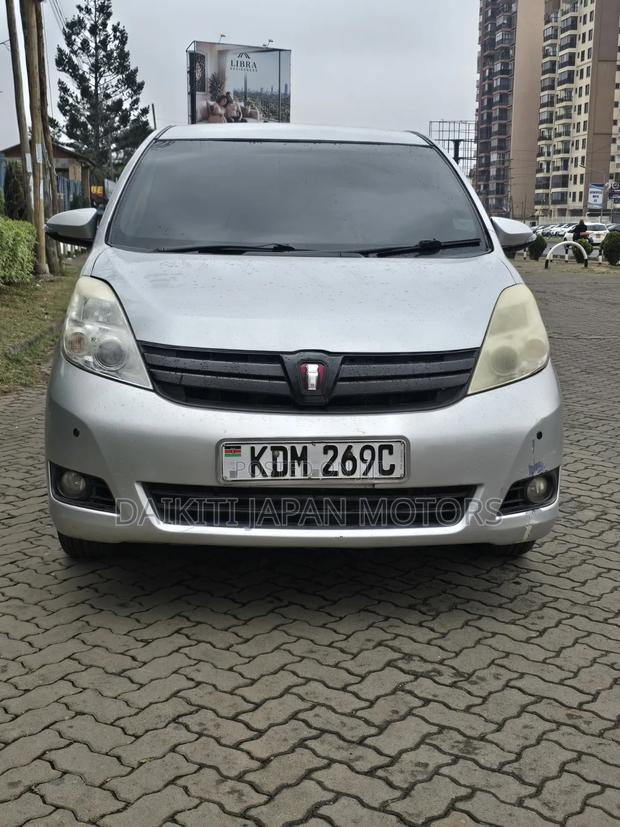 Toyota ISIS 1.8 Platana V-selection 2WD 2016 Silver