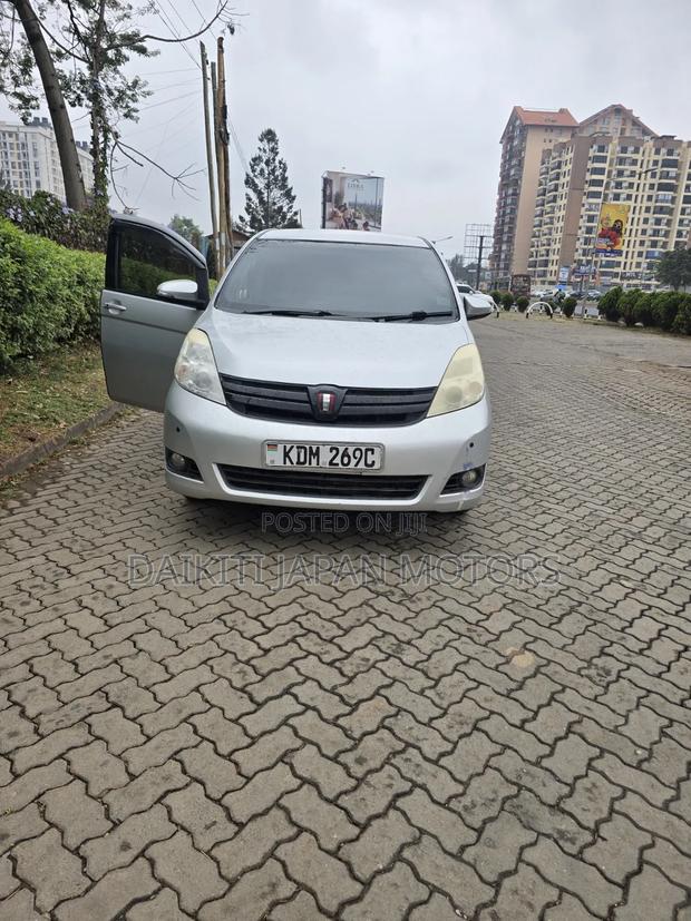 Toyota ISIS 1.8 Platana V-selection 2WD 2016 Silver