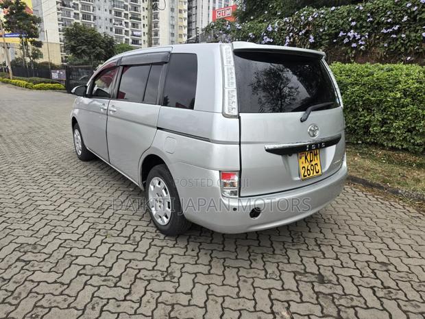 Toyota ISIS 1.8 Platana V-selection 2WD 2016 Silver