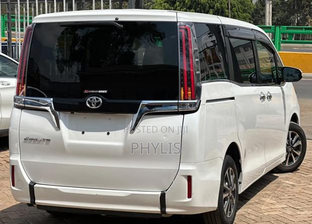Toyota Esquire 2.0 FWD (8 seater) 2019 White