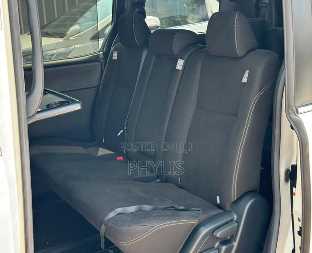 Toyota Esquire 2.0 FWD (8 seater) 2019 White