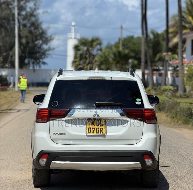 Mitsubishi Outlander 2017 White