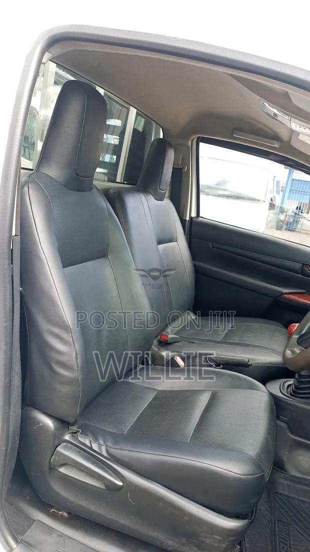Toyota Hilux 2016 Black
