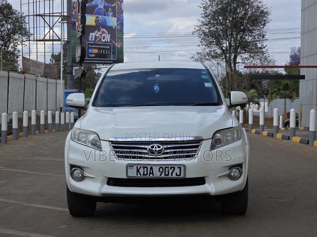Toyota Vanguard 2013 White