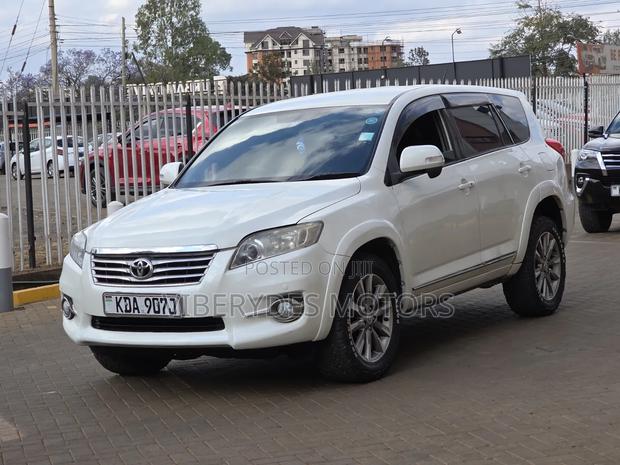 Toyota Vanguard 2013 White