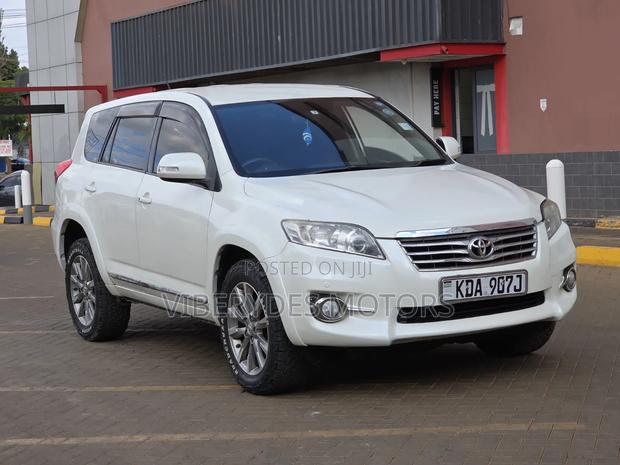 Toyota Vanguard 2013 White