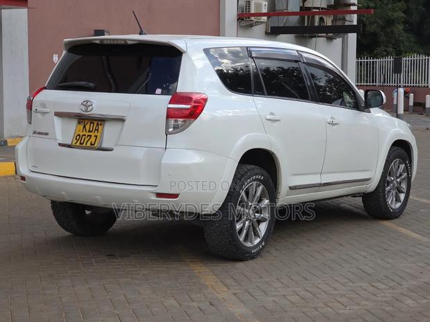 Toyota Vanguard 2013 White