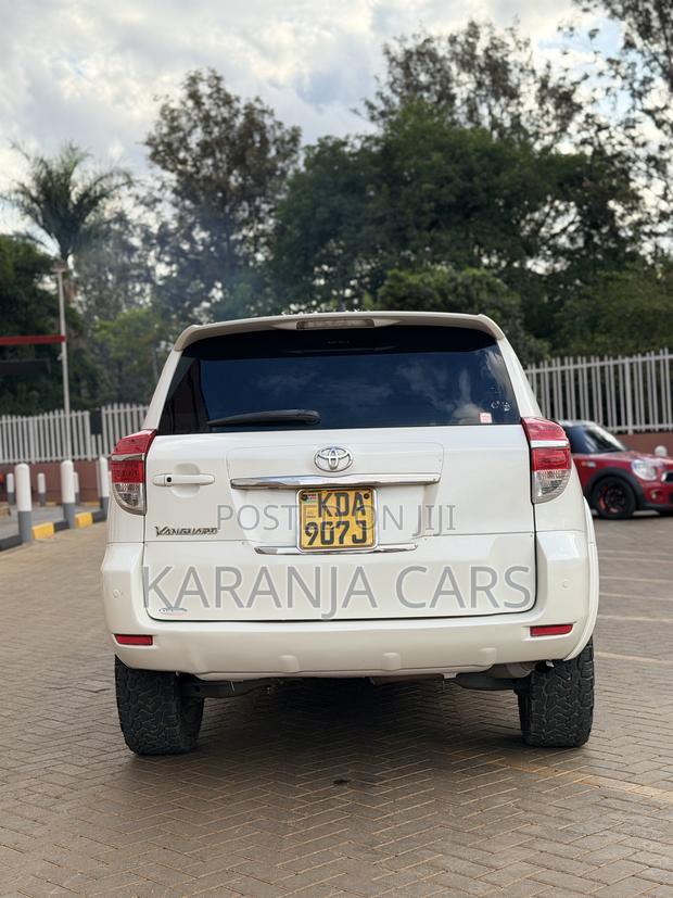 Toyota Vanguard 2013 White