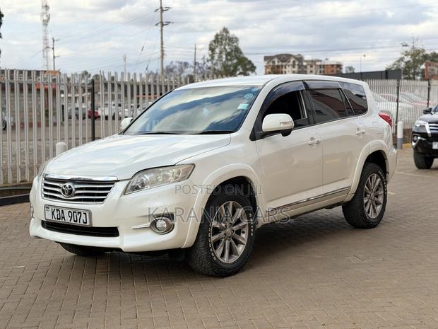 Toyota Vanguard 2013 White