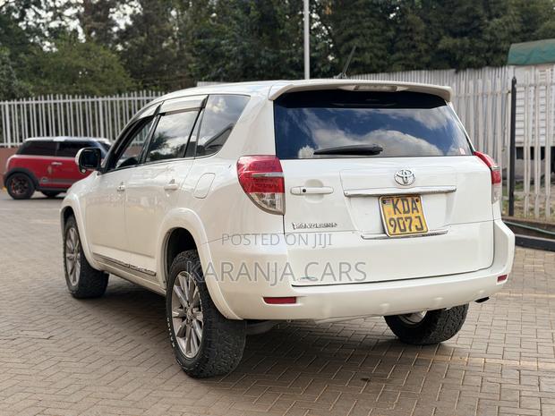 Toyota Vanguard 2013 White