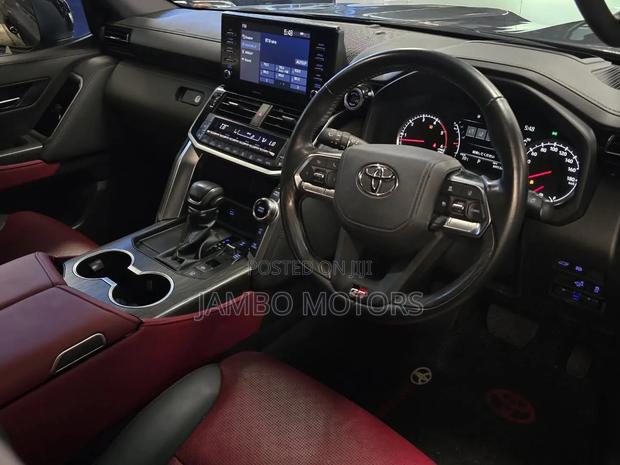 Toyota Land Cruiser LC300 2024 Gray