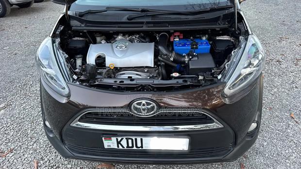 Toyota Sienta 2018 Brown