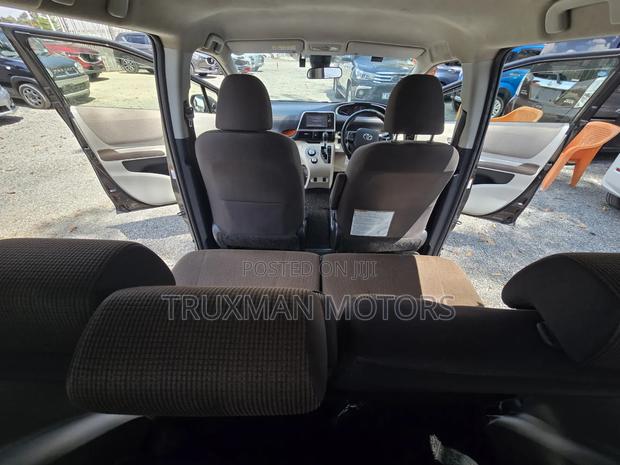 Toyota Sienta 2018 Brown