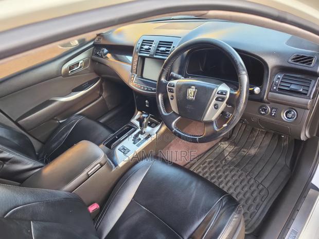 Toyota Crown 2010 Pearl