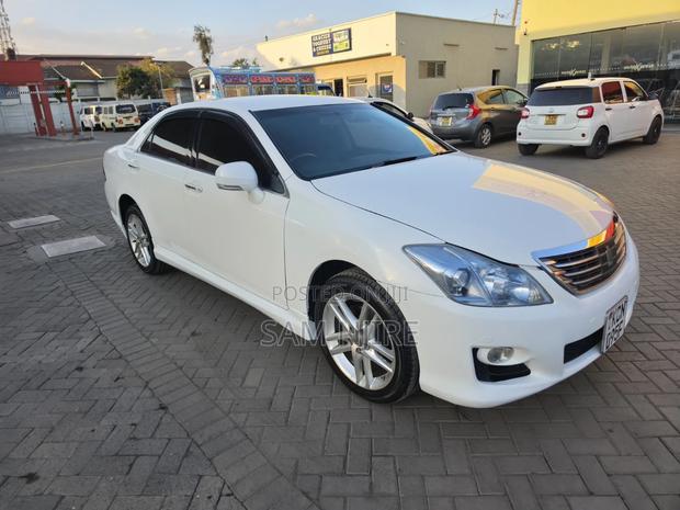 Toyota Crown 2010 Pearl