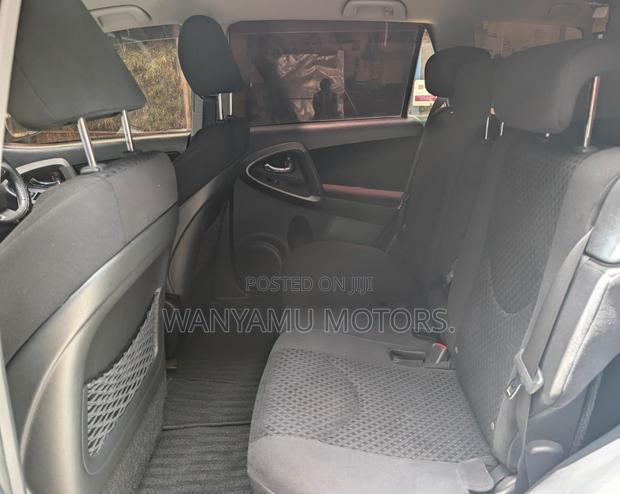 Toyota Vanguard 2010 White