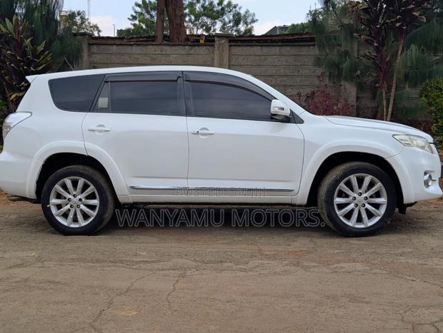 Toyota Vanguard 2010 White