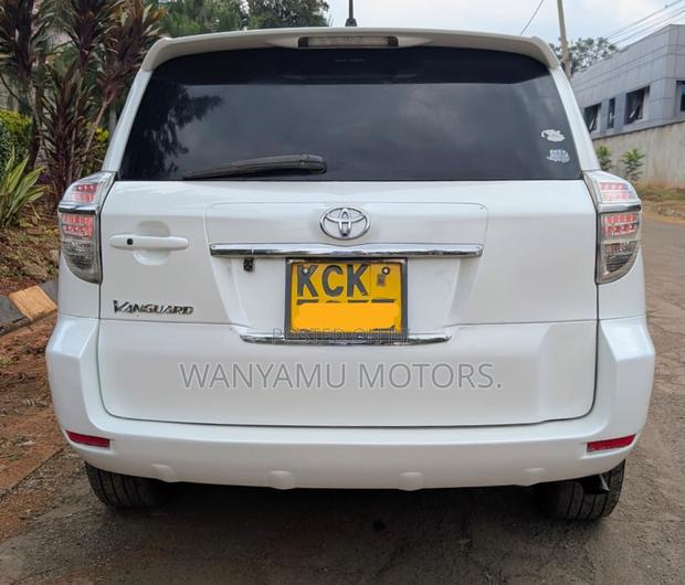 Toyota Vanguard 2010 White