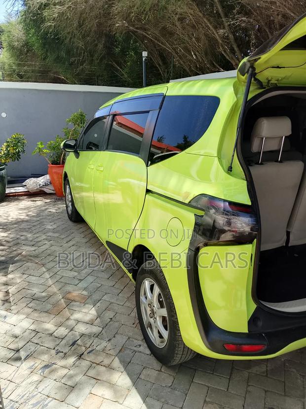 Toyota Ractis 2016 Green