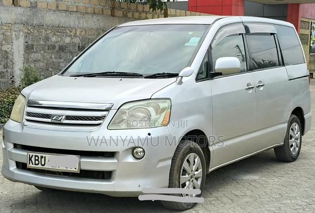 Toyota Noah 2005 Silver